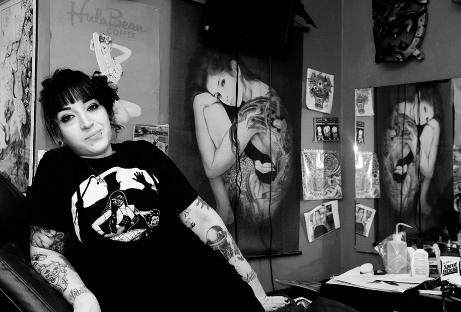 Environmental portrait of a female tattoo artis in hawai Black and white photography by Ellis Peeters