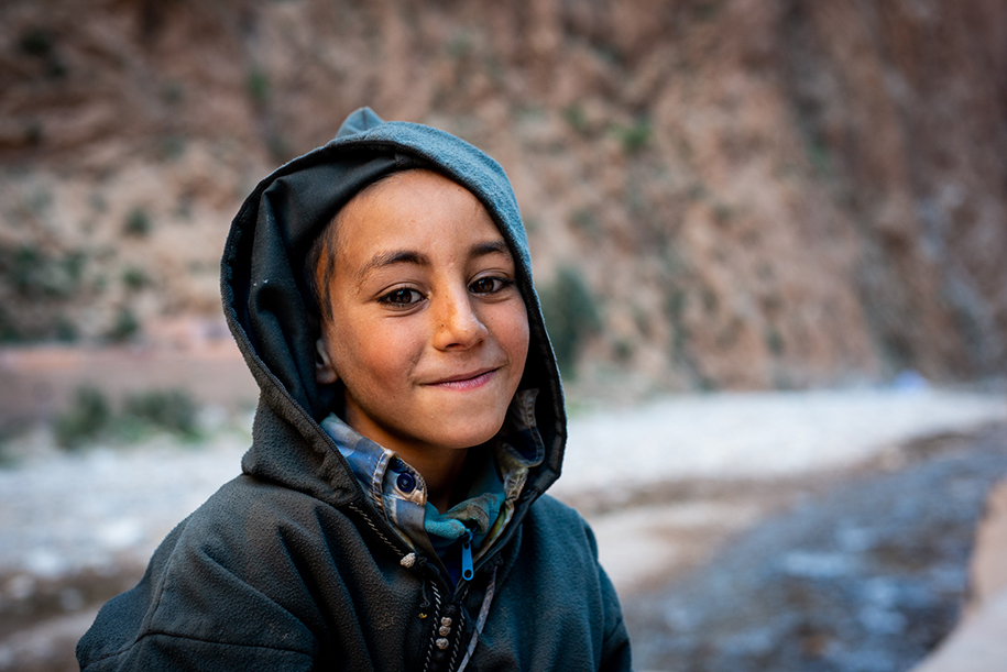 Portrait of a boy from Morocco, from the ancient Berber tribe. Mountain on the background. Kids photography by Ellis Peeters